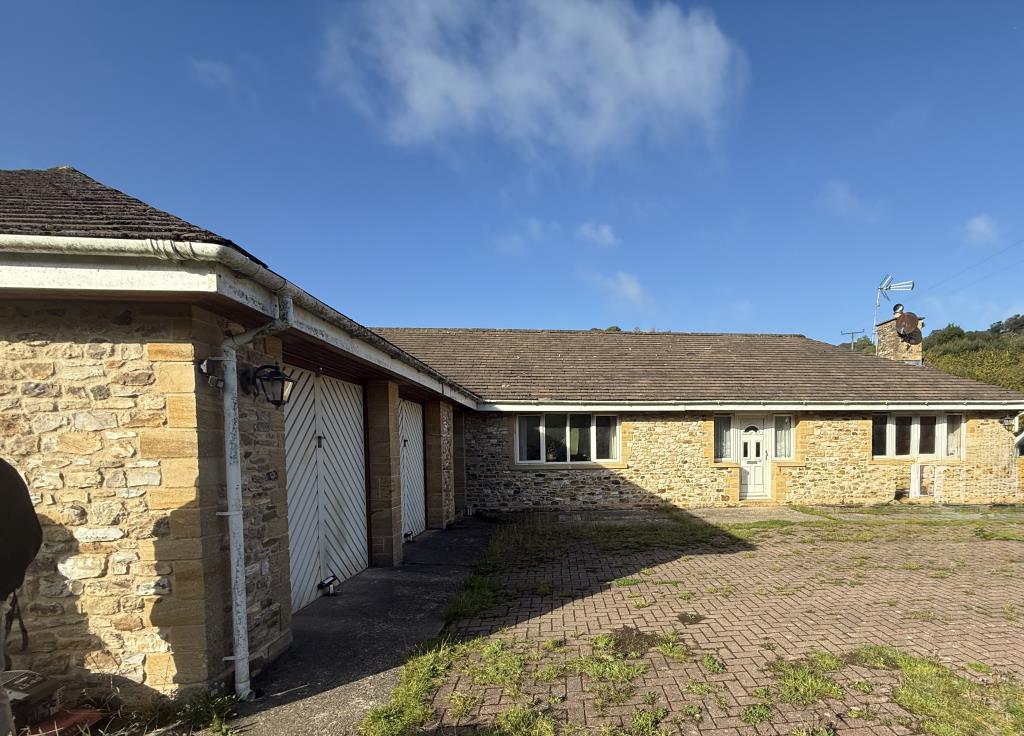 Lot: 26 - SMALL HOLDING OF APPROXIMATELY 86 ACRES OF PASTURE AND WOODLAND, DETACHED BUNGALOW PLUS TWO AGRICULTURAL BARNS - Front of property